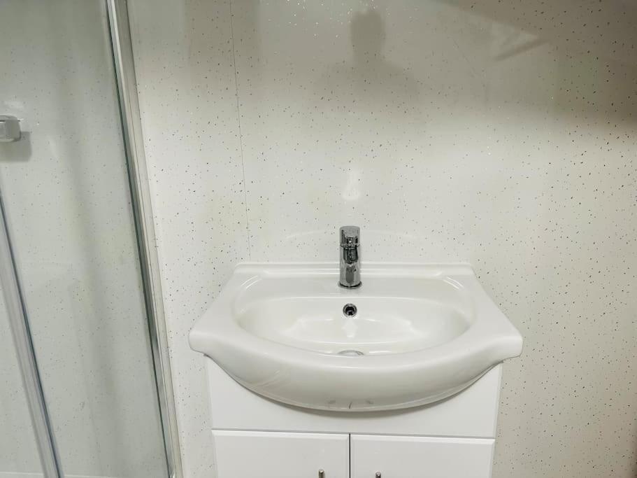 1 Luxe Exec Bedroom Apt דרבי מראה חיצוני תמונה