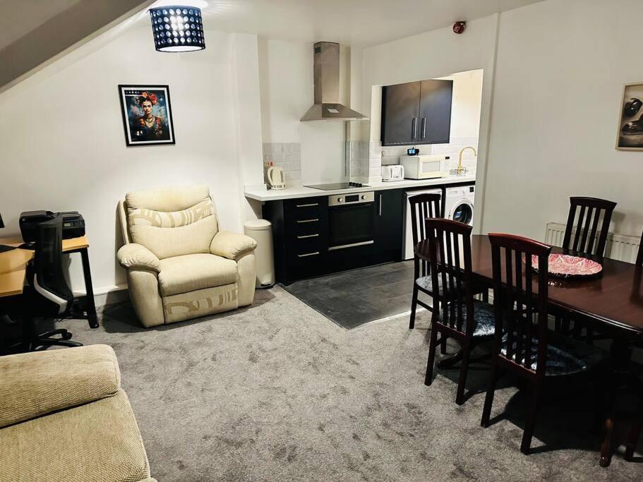 1 Luxe Exec Bedroom Apt דרבי מראה חיצוני תמונה