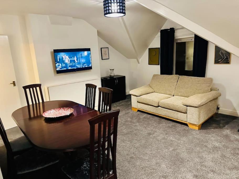 1 Luxe Exec Bedroom Apt דרבי מראה חיצוני תמונה