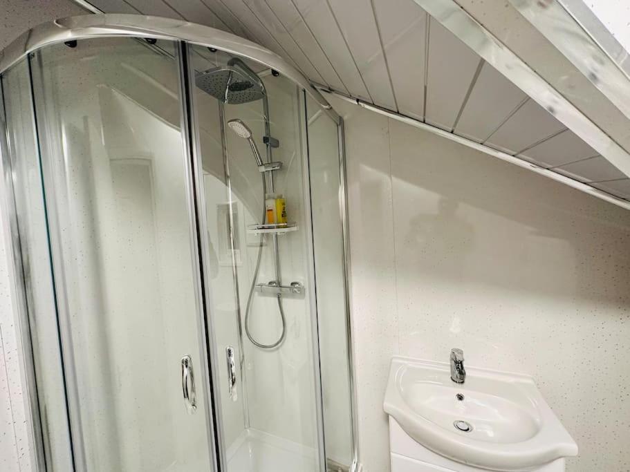 1 Luxe Exec Bedroom Apt דרבי מראה חיצוני תמונה