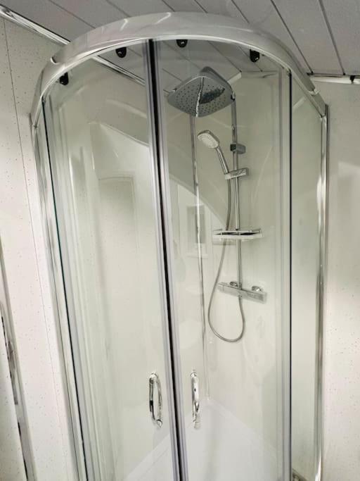1 Luxe Exec Bedroom Apt דרבי מראה חיצוני תמונה
