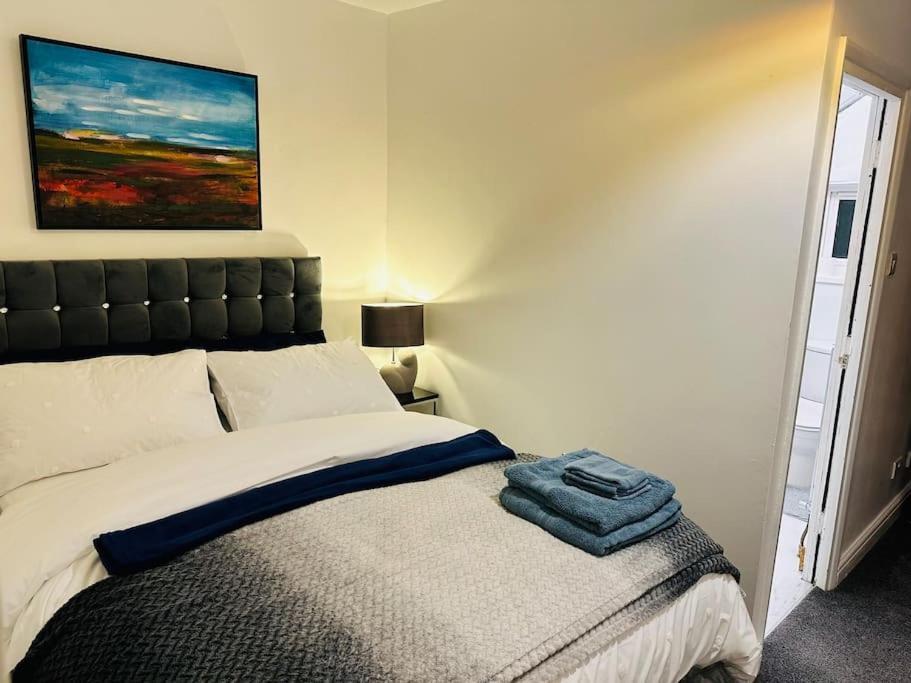 1 Luxe Exec Bedroom Apt דרבי מראה חיצוני תמונה