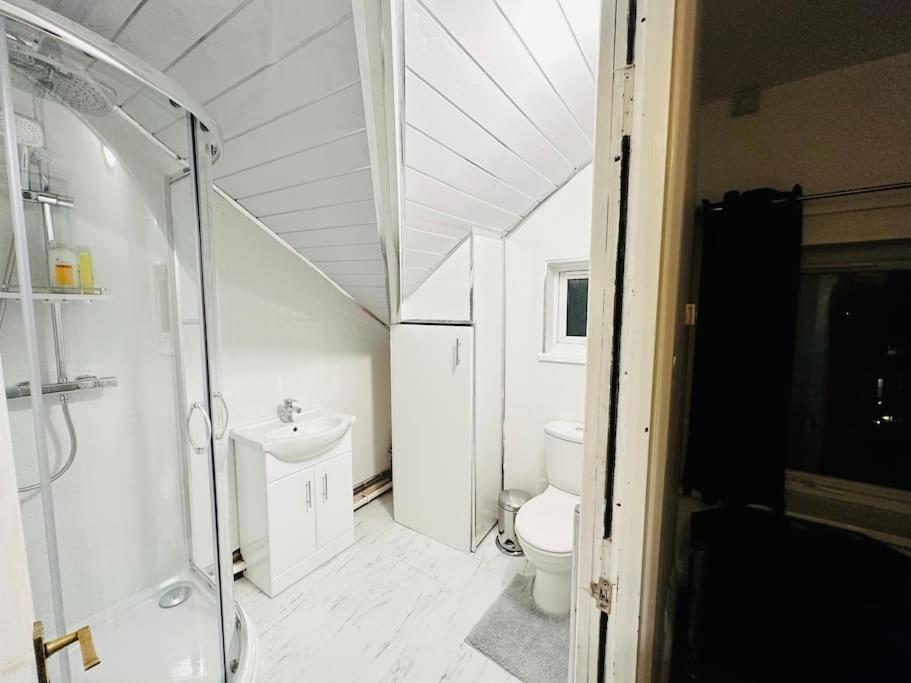 1 Luxe Exec Bedroom Apt דרבי מראה חיצוני תמונה