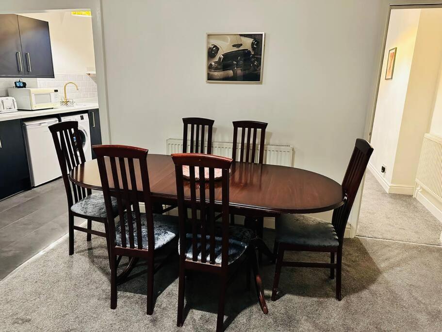1 Luxe Exec Bedroom Apt דרבי מראה חיצוני תמונה