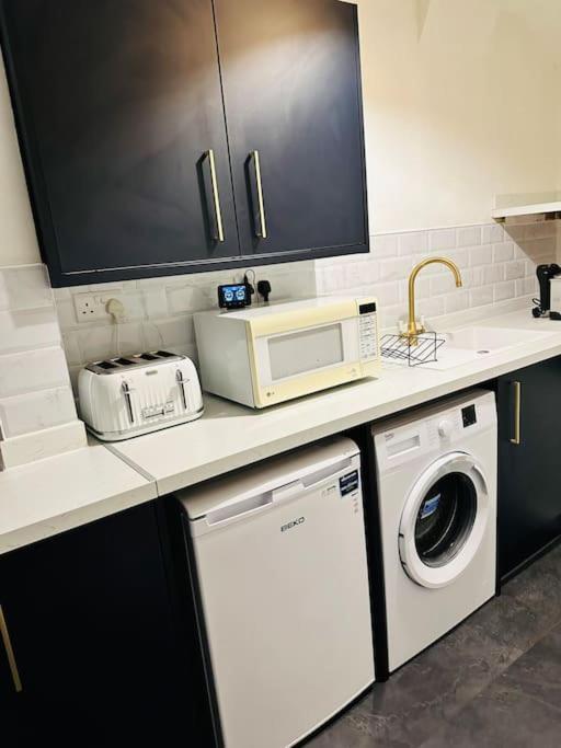 1 Luxe Exec Bedroom Apt דרבי מראה חיצוני תמונה
