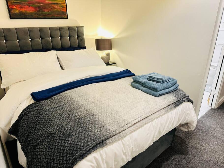 1 Luxe Exec Bedroom Apt דרבי מראה חיצוני תמונה
