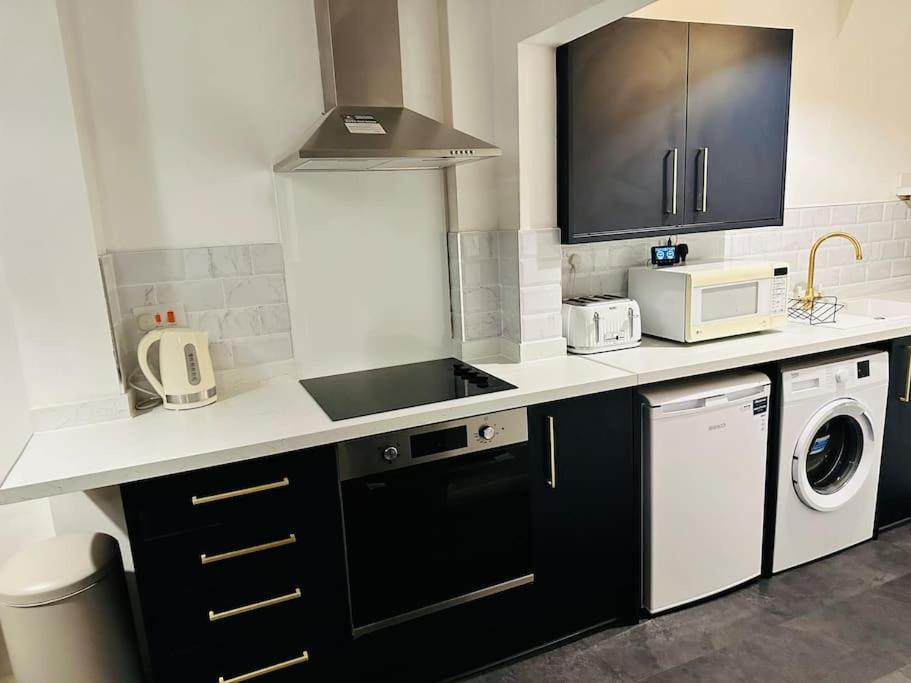 1 Luxe Exec Bedroom Apt דרבי מראה חיצוני תמונה