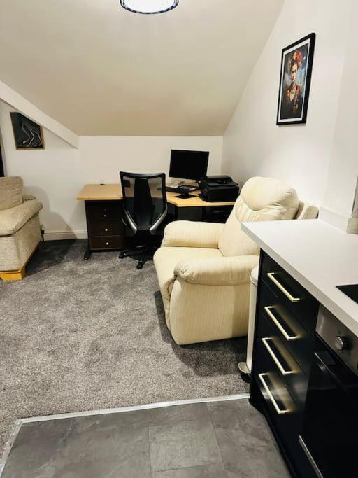 1 Luxe Exec Bedroom Apt דרבי מראה חיצוני תמונה