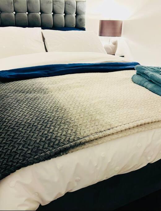 1 Luxe Exec Bedroom Apt דרבי מראה חיצוני תמונה