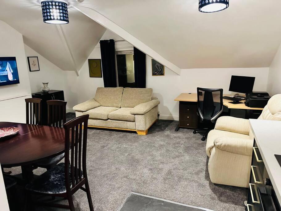 1 Luxe Exec Bedroom Apt דרבי מראה חיצוני תמונה