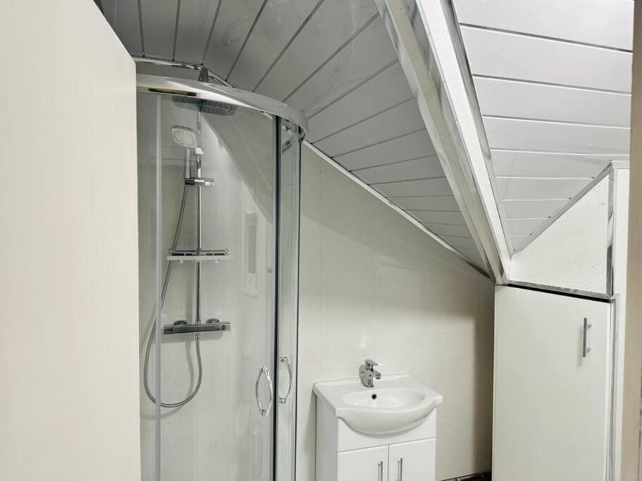1 Luxe Exec Bedroom Apt דרבי מראה חיצוני תמונה