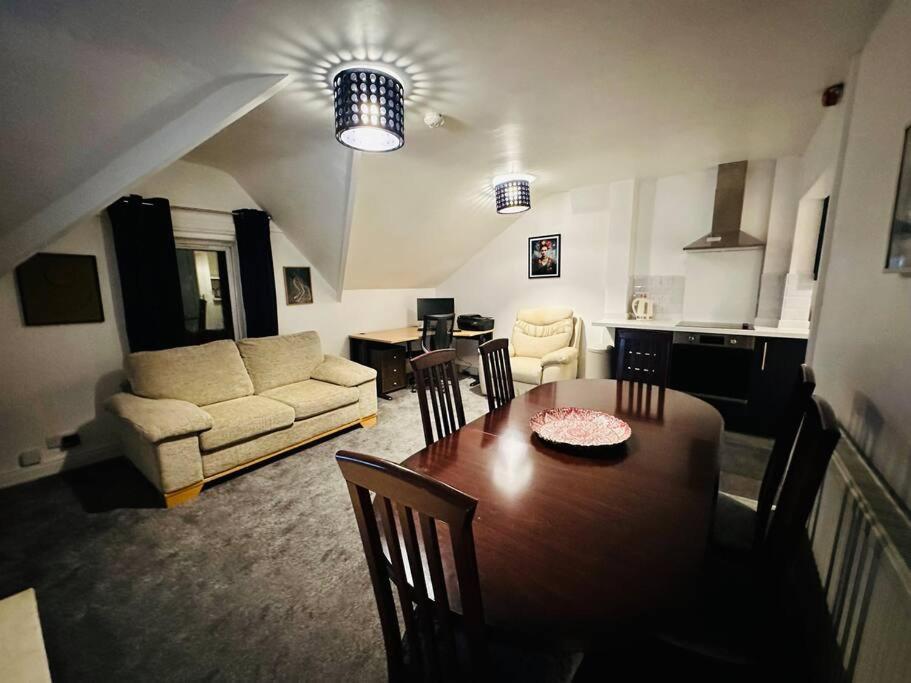 1 Luxe Exec Bedroom Apt דרבי מראה חיצוני תמונה