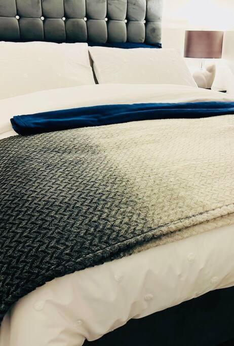 1 Luxe Exec Bedroom Apt דרבי מראה חיצוני תמונה