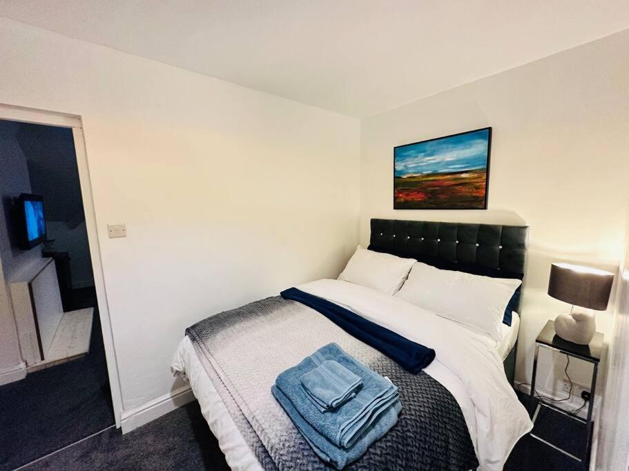1 Luxe Exec Bedroom Apt דרבי מראה חיצוני תמונה